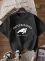T-shirt nera in cotone con stampa tartaruga Outer Banks appesa a una gruccia in legno - S / Nero