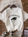 T-shirt in cotone bianco a girocollo con stampa tartaruga Outer Banks su sfondo in legno - S / Bianco