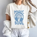 Cremeweißes Rundhals T-Shirt mit blauem Music Soothes My Soul Druck und Kopfhörer-Motiv - S / Weiß