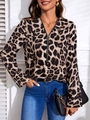 Detail der langärmligen Hemdbluse mit Leopardenmuster, V-Ausschnitt und Reißverschluss - S / Leopardenmuster