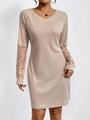 Elegante beige wafelgebreide jurk met kanten details op mouwen en kleine V-hals - S / Abrikoos