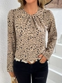 Elegante camicia a fiori con maniche a sbuffo e scollo a pieghe indossata da una modella - S / caffè