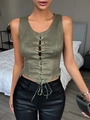 Dettaglio del gilet scamosciato verde militare con occhielli metallici e lacci bohémien - XS / Verde Militare