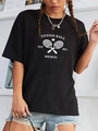 Detail des weißen Tennis Ball Society Grafikdrucks auf diesem lässigen schwarzen Baumwoll-T-Shirt - S / Schwarz