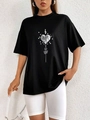 Nahaufnahme eines schwarzen Oversized-T-Shirts mit weißem Fingerabdruck-Herz und Noten - S / Schwarz