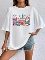 Detalle de camiseta blanca oversize con dibujos de bebidas rosas y estampado Be Mine - XS / Blanco