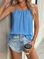 Detalle de la blusa halter azul cielo con tejido texturizado y escote en V plisado - S / Azul Cielo