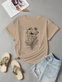 Detailaufnahme des Blumendrucks auf khakifarbenem T-Shirt mit Sommerurlaubs-Accessoires - XS / Khaki