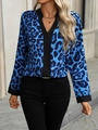 Dettaglio della camicetta leopardata blu reale con scollo a V nero e maniche lunghe a polsino - S / Blu