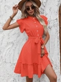 Détail d'une robe rouge à pois avec manches à volants et ceinture élégante à la taille - Rouge Orangé