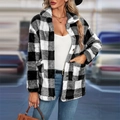 Lässige schwarz-weiße karierte Lammfellimitat-Jacke mit Knöpfen und großen Taschen - S / Schwarz & Weiß
