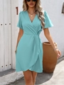 Detail van een teal overslagjurk met V-hals, een striktaille en elegante overslagzoom - S / Cyaan