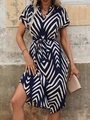 Vintage V-neck dress with blue chevron print, short sleeves and waist tie detail - S / Navy Blue