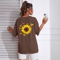 T-shirt marrone oversize con stampa girasole e farfalle sulla schiena da donna - S / caffè