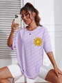 T-shirt lilla chiaro vestibilità ampia con stampa di girasole giallo sul petto - Viola
