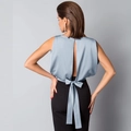 Haut élégant en satin bleu clair dos nu avec décolleté en V et nœud décoratif - Rose bonbon