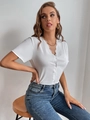Elegante blusa blanca de manga corta con cuello en V festoneado y botones frontales - S / Blanco