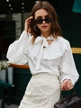 Elegante blusa blanca vintage con volantes y lazo combinada con falda de encaje - S / Blanco