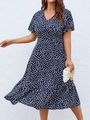 Elegante abito blu navy con scollo a V, pois bianchi e orlo con volant - 0XL / Blu scuro
