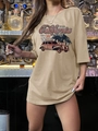 Dettaglio della stampa auto d'epoca e testo California su t-shirt color kaki - S / Cachi