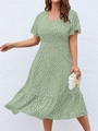 Elegante abito taglie forti verde chiaro con scollo a V, motivo floreale e volant - 0XL / Verde