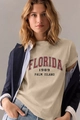 Detail van het beige katoenen T-shirt met Florida 1989 print en een donkerblauwe blazer - S / Khaki