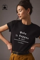 Detail eines schwarzen Baumwoll-T-Shirts mit weißem Buchstabendruck und weichem Stoff - S / Schwarz