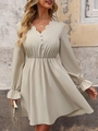 Elegante vestido de manga larga color albaricoque con cuello en V ondulado y volantes - S / Albaricoque