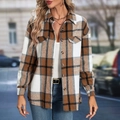 Detailaufnahme der braun karierten Hemdjacke mit Brusttaschen und klassischem Karomuster - L / Khaki
