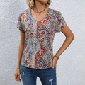 Detalle del estampado paisley bohemio en blusa de verano ligera con cuello en V - S / Café
