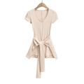 Kurzärmeliger gerippter Jumpsuit in Hellbeige mit V-Ausschnitt und Taillenbindung - S / Aprikose