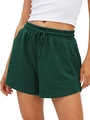 Detailansicht der dunkelgrünen Sport-Shorts mit hoher Taille, Kordelzug und Seitentaschen - S / Dunkelgrün