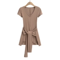 Kurzärmeliger gerippter Jumpsuit in Erdbraun mit tiefem V-Ausschnitt und Taillenschleife - S / Khaki
