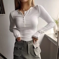 Eng anliegendes weißes Damen Langarmshirt mit Knopfleiste und feiner Rippenstruktur - S / Weiß