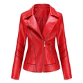 Detalle frontal de chaqueta de cuero sintético rojo entallada con rayas negras y cremalleras - S / Rojo