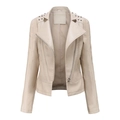 Detalle de chaqueta biker de cuero sintético crema con tachuelas en hombros y solapas - S / Blanco Roto