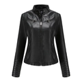 Détail d'une veste en similicuir noir avec épaules matelassées et poches zippées - S / Noir