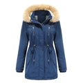 Dettaglio parka invernale blu scuro con cappuccio in pelliccia e coulisse regolabile in vita - Blu navy