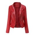 Dettaglio della giacca rossa in ecopelle slim-fit con cerniera asimmetrica e colletto - S / Rosso