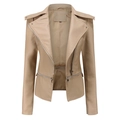 Gedetailleerde weergave van een beige dames bikerjack van imitatieleer met ritssluiting - S / Abrikoos