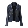 Dettaglio della giacca biker in PU blu navy con spalle trapuntate ed etichetta taglia - S / Blu scuro