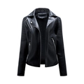 Detailansicht der schwarzen Bikerjacke aus Kunstleder mit Steppnähten und silbernen Reißverschlüssen - S / Schwarz