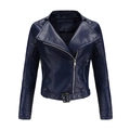 Detalle de chaqueta de cuero sintético azul marino con mangas acolchadas y cinturón metálico - S / Azul Real