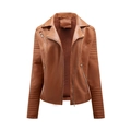 Detailansicht der braunen PU-Leder Bikerjacke mit gesteppten Schultern und Revers - Camel