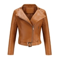 Detailansicht der Damen-Bikerjacke aus Kunstleder mit Steppmuster und Gürtel in Karamell - Camel