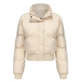 Vue détaillée du col de la veste matelassée beige avec étiquette S et fermeture - S / Beige