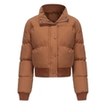 Détail d'une doudoune courte marron avec col montant et poignets en tricot côtelé - S / Caramel