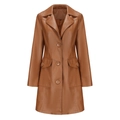 Detalle de gabardina larga en cuero sintético marrón con solapas y botones chic - S / Camel