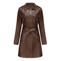 Dettaglio cappotto in similpelle marrone scuro con cintura e tasche a patta - S / caffè