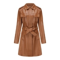 Dettaglio dell'abito trench in similpelle marrone con spalline e cintura in vita - S / Cammello